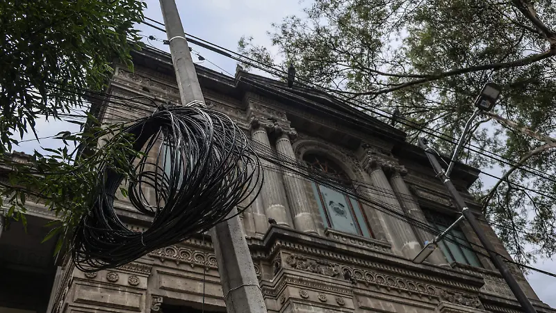 Cables calle Jaime Torres Bodet Colonia Santa Maria la Rivera 